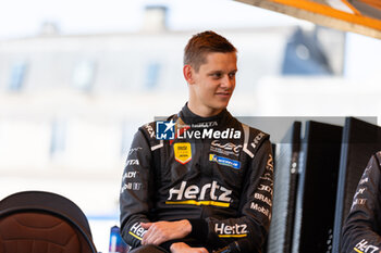 2024-06-07 - RASMUSSEN Oliver (dnk), Hertz Team Jota, Porsche 963 #38, Hypercar, FIA WEC, portrait during the Scrutineering of the 2024 24 Hours of Le Mans, 4th round of the 2024 FIA World Endurance Championship, on the Place de la République, from June 7 to 8, 2024 in Le Mans, France - 24 HEURES DU MANS 2024 - SCRUTINEERING - ENDURANCE - MOTORS