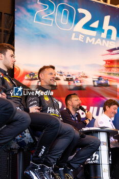 2024-06-07 - BUTTON Jenson (gbr), Hertz Team Jota, Porsche 963 #38, Hypercar, FIA WEC, portrait during the Scrutineering of the 2024 24 Hours of Le Mans, 4th round of the 2024 FIA World Endurance Championship, on the Place de la République, from June 7 to 8, 2024 in Le Mans, France - 24 HEURES DU MANS 2024 - SCRUTINEERING - ENDURANCE - MOTORS