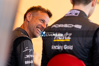 2024-06-07 - BUTTON Jenson (gbr), Hertz Team Jota, Porsche 963 #38, Hypercar, FIA WEC, portrait during the Scrutineering of the 2024 24 Hours of Le Mans, 4th round of the 2024 FIA World Endurance Championship, on the Place de la République, from June 7 to 8, 2024 in Le Mans, France - 24 HEURES DU MANS 2024 - SCRUTINEERING - ENDURANCE - MOTORS