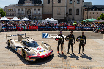 2024-06-07 - RASMUSSEN Oliver (dnk), Hertz Team Jota, Porsche 963 #38, Hypercar, FIA WEC, portrait, BUTTON Jenson (gbr), Hertz Team Jota, Porsche 963 #38, Hypercar, FIA WEC, portrait, HANSON Philip (gbr), Hertz Team Jota, Porsche 963 #38, Hypercar, FIA WEC, portrait during the Scrutineering of the 2024 24 Hours of Le Mans, 4th round of the 2024 FIA World Endurance Championship, on the Place de la République, from June 7 to 8, 2024 in Le Mans, France - 24 HEURES DU MANS 2024 - SCRUTINEERING - ENDURANCE - MOTORS