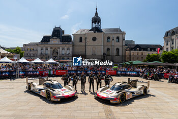 2024-06-07 - NATO Norman (fra), Hertz Team Jota, Porsche 963 #12, Hypercar, FIA WEC, portrait, STEVENS Will (gbr), Hertz Team Jota, Porsche 963 #12, Hypercar, FIA WEC, portrait, ILOTT Callum (gbr), Hertz Team Jota, Porsche 963 #12, Hypercar, FIA WEC, portrait, BUTTON Jenson (gbr), Hertz Team Jota, Porsche 963 #38, Hypercar, FIA WEC, portrait, RASMUSSEN Oliver (dnk), Hertz Team Jota, Porsche 963 #38, Hypercar, FIA WEC, portrait, HANSON Philip (gbr), Hertz Team Jota, Porsche 963 #38, Hypercar, FIA WEC, portrait during the Scrutineering of the 2024 24 Hours of Le Mans, 4th round of the 2024 FIA World Endurance Championship, on the Place de la République, from June 7 to 8, 2024 in Le Mans, France - 24 HEURES DU MANS 2024 - SCRUTINEERING - ENDURANCE - MOTORS