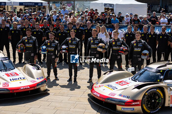 2024-06-07 - NATO Norman (fra), Hertz Team Jota, Porsche 963 #12, Hypercar, FIA WEC, portrait, STEVENS Will (gbr), Hertz Team Jota, Porsche 963 #12, Hypercar, FIA WEC, portrait, ILOTT Callum (gbr), Hertz Team Jota, Porsche 963 #12, Hypercar, FIA WEC, portrait, BUTTON Jenson (gbr), Hertz Team Jota, Porsche 963 #38, Hypercar, FIA WEC, portrait, RASMUSSEN Oliver (dnk), Hertz Team Jota, Porsche 963 #38, Hypercar, FIA WEC, portrait, HANSON Philip (gbr), Hertz Team Jota, Porsche 963 #38, Hypercar, FIA WEC, portrait during the Scrutineering of the 2024 24 Hours of Le Mans, 4th round of the 2024 FIA World Endurance Championship, on the Place de la République, from June 7 to 8, 2024 in Le Mans, France - 24 HEURES DU MANS 2024 - SCRUTINEERING - ENDURANCE - MOTORS