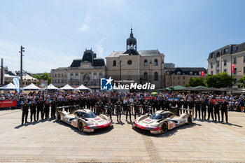 2024-06-07 - NATO Norman (fra), Hertz Team Jota, Porsche 963 #12, Hypercar, FIA WEC, portrait, STEVENS Will (gbr), Hertz Team Jota, Porsche 963 #12, Hypercar, FIA WEC, portrait, ILOTT Callum (gbr), Hertz Team Jota, Porsche 963 #12, Hypercar, FIA WEC, portrait, BUTTON Jenson (gbr), Hertz Team Jota, Porsche 963 #38, Hypercar, FIA WEC, portrait, RASMUSSEN Oliver (dnk), Hertz Team Jota, Porsche 963 #38, Hypercar, FIA WEC, portrait, HANSON Philip (gbr), Hertz Team Jota, Porsche 963 #38, Hypercar, FIA WEC, portrait, team picture during the Scrutineering of the 2024 24 Hours of Le Mans, 4th round of the 2024 FIA World Endurance Championship, on the Place de la République, from June 7 to 8, 2024 in Le Mans, France - 24 HEURES DU MANS 2024 - SCRUTINEERING - ENDURANCE - MOTORS