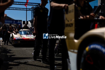 2024-06-07 - 38 RASMUSSEN Oliver (dnk), HANSON Philip (gbr), BUTTON Jenson (gbr), Hertz Team Jota, Porsche 963 #38, Hypercar, FIA WEC, during the Scrutineering of the 2024 24 Hours of Le Mans, 4th round of the 2024 FIA World Endurance Championship, on the Place de la République, from June 7 to 8, 2024 in Le Mans, France - 24 HEURES DU MANS 2024 - SCRUTINEERING - ENDURANCE - MOTORS