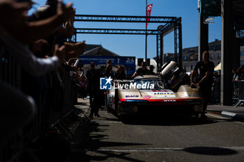 2024-06-07 - 12 STEVENS Will (gbr), ILOTT Callum (gbr), NATO Norman (fra), Hertz Team Jota, Porsche 963 #12, Hypercar, FIA WEC, during the Scrutineering of the 2024 24 Hours of Le Mans, 4th round of the 2024 FIA World Endurance Championship, on the Place de la République, from June 7 to 8, 2024 in Le Mans, France - 24 HEURES DU MANS 2024 - SCRUTINEERING - ENDURANCE - MOTORS