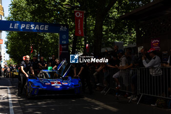 2024-06-07 - 02 BAMBER Earl (nzl), LYNN Alex (gbr), PALOU Alex (spa), Cadillac Racing, Cadillac V-Series.R #02, Hypercar, FIA WEC, during the Scrutineering of the 2024 24 Hours of Le Mans, 4th round of the 2024 FIA World Endurance Championship, on the Place de la République, from June 7 to 8, 2024 in Le Mans, France - 24 HEURES DU MANS 2024 - SCRUTINEERING - ENDURANCE - MOTORS