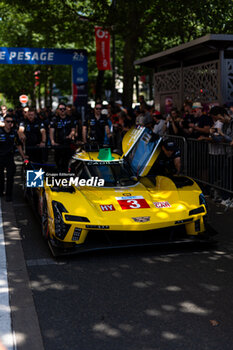 2024-06-07 - 03 BOURDAIS Sébastien (fra), VAN DER ZANDE Renger (ned), DIXON Scott (nzl), Cadillac Racing, Cadillac V-Series.R #03, Hypercar, during the Scrutineering of the 2024 24 Hours of Le Mans, 4th round of the 2024 FIA World Endurance Championship, on the Place de la République, from June 7 to 8, 2024 in Le Mans, France - 24 HEURES DU MANS 2024 - SCRUTINEERING - ENDURANCE - MOTORS