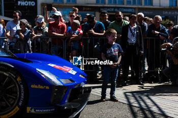 2024-06-07 - 02 BAMBER Earl (nzl), LYNN Alex (gbr), PALOU Alex (spa), Cadillac Racing, Cadillac V-Series.R #02, Hypercar, FIA WEC, fans, supporters, public, spectators portrait during the Scrutineering of the 2024 24 Hours of Le Mans, 4th round of the 2024 FIA World Endurance Championship, on the Place de la République, from June 7 to 8, 2024 in Le Mans, France - 24 HEURES DU MANS 2024 - SCRUTINEERING - ENDURANCE - MOTORS