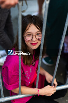 2024-06-07 - Fan portrait during the Scrutineering of the 2024 24 Hours of Le Mans, 4th round of the 2024 FIA World Endurance Championship, on the Place de la République, from June 7 to 8, 2024 in Le Mans, France - 24 HEURES DU MANS 2024 - SCRUTINEERING - ENDURANCE - MOTORS