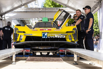 2024-06-07 - 03 BOURDAIS Sébastien (fra), VAN DER ZANDE Renger (ned), DIXON Scott (nzl), Cadillac Racing, Cadillac V-Series.R #03, Hypercar, action during the Scrutineering of the 2024 24 Hours of Le Mans, 4th round of the 2024 FIA World Endurance Championship, on the Place de la République, from June 7 to 8, 2024 in Le Mans, France - 24 HEURES DU MANS 2024 - SCRUTINEERING - ENDURANCE - MOTORS