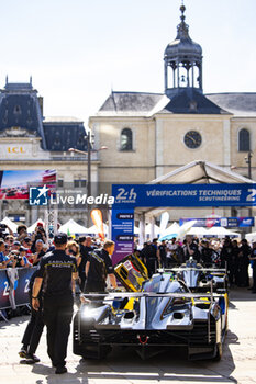 2024-06-07 - 03 BOURDAIS Sébastien (fra), VAN DER ZANDE Renger (ned), DIXON Scott (nzl), Cadillac Racing, Cadillac V-Series.R #03, Hypercar, ambiance during the Scrutineering of the 2024 24 Hours of Le Mans, 4th round of the 2024 FIA World Endurance Championship, on the Place de la République, from June 7 to 8, 2024 in Le Mans, France - 24 HEURES DU MANS 2024 - SCRUTINEERING - ENDURANCE - MOTORS