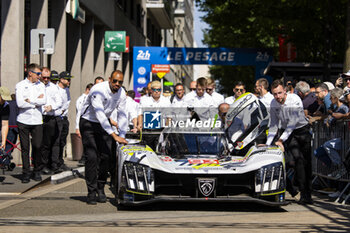 2024-06-07 - 93 VERGNE Jean-Eric (fra), JENSEN Mikkel (dnk), MULLER Nico (swi), Peugeot TotalEnergies, Peugeot 9x8 #93, Hypercar, FIA WEC, ambiance during the Scrutineering of the 2024 24 Hours of Le Mans, 4th round of the 2024 FIA World Endurance Championship, on the Place de la République, from June 7 to 8, 2024 in Le Mans, France - 24 HEURES DU MANS 2024 - SCRUTINEERING - ENDURANCE - MOTORS