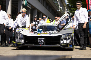 2024-06-07 - 94 VANDOORNE Stoffel (bel), DUVAL Loïc (fra), DI RESTA Paul (gbr), Peugeot TotalEnergies, Peugeot 9x8 #94, Hypercar, FIA WEC, ambiance during the Scrutineering of the 2024 24 Hours of Le Mans, 4th round of the 2024 FIA World Endurance Championship, on the Place de la République, from June 7 to 8, 2024 in Le Mans, France - 24 HEURES DU MANS 2024 - SCRUTINEERING - ENDURANCE - MOTORS