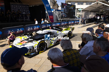 2024-06-07 - 93 VERGNE Jean-Eric (fra), JENSEN Mikkel (dnk), MULLER Nico (swi), Peugeot TotalEnergies, Peugeot 9x8 #93, Hypercar, FIA WEC, ambiance during the Scrutineering of the 2024 24 Hours of Le Mans, 4th round of the 2024 FIA World Endurance Championship, on the Place de la République, from June 7 to 8, 2024 in Le Mans, France - 24 HEURES DU MANS 2024 - SCRUTINEERING - ENDURANCE - MOTORS