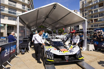 2024-06-07 - 93 VERGNE Jean-Eric (fra), JENSEN Mikkel (dnk), MULLER Nico (swi), Peugeot TotalEnergies, Peugeot 9x8 #93, Hypercar, FIA WEC, ambiance during the Scrutineering of the 2024 24 Hours of Le Mans, 4th round of the 2024 FIA World Endurance Championship, on the Place de la République, from June 7 to 8, 2024 in Le Mans, France - 24 HEURES DU MANS 2024 - SCRUTINEERING - ENDURANCE - MOTORS