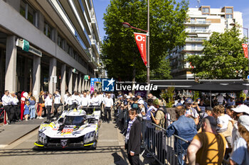 2024-06-07 - 94 VANDOORNE Stoffel (bel), DUVAL Loïc (fra), DI RESTA Paul (gbr), Peugeot TotalEnergies, Peugeot 9x8 #94, Hypercar, FIA WEC, ambiance during the Scrutineering of the 2024 24 Hours of Le Mans, 4th round of the 2024 FIA World Endurance Championship, on the Place de la République, from June 7 to 8, 2024 in Le Mans, France - 24 HEURES DU MANS 2024 - SCRUTINEERING - ENDURANCE - MOTORS