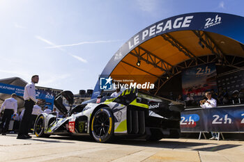 2024-06-07 - 93 VERGNE Jean-Eric (fra), JENSEN Mikkel (dnk), MULLER Nico (swi), Peugeot TotalEnergies, Peugeot 9x8 #93, Hypercar, FIA WEC, ambiance during the Scrutineering of the 2024 24 Hours of Le Mans, 4th round of the 2024 FIA World Endurance Championship, on the Place de la République, from June 7 to 8, 2024 in Le Mans, France - 24 HEURES DU MANS 2024 - SCRUTINEERING - ENDURANCE - MOTORS