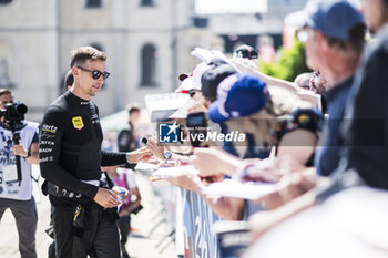 2024-06-07 - BUTTON Jenson (gbr), Hertz Team Jota, Porsche 963 #38, Hypercar, FIA WEC, portrait during the Scrutineering of the 2024 24 Hours of Le Mans, 4th round of the 2024 FIA World Endurance Championship, on the Place de la République, from June 7 to 8, 2024 in Le Mans, France - 24 HEURES DU MANS 2024 - SCRUTINEERING - ENDURANCE - MOTORS