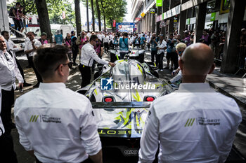 2024-06-07 - Peugeot TotalEnergies atmosphere, during the Scrutineering of the 2024 24 Hours of Le Mans, 4th round of the 2024 FIA World Endurance Championship, on the Place de la République, from June 7 to 8, 2024 in Le Mans, France - 24 HEURES DU MANS 2024 - SCRUTINEERING - ENDURANCE - MOTORS