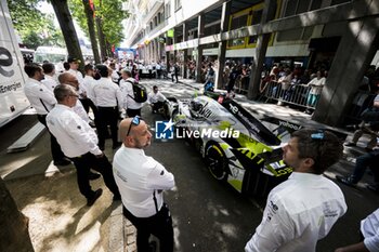 2024-06-07 - 94 VANDOORNE Stoffel (bel), DUVAL Loïc (fra), DI RESTA Paul (gbr), Peugeot TotalEnergies, Peugeot 9x8 #94, Hypercar, FIA WEC, atmosphere during the Scrutineering of the 2024 24 Hours of Le Mans, 4th round of the 2024 FIA World Endurance Championship, on the Place de la République, from June 7 to 8, 2024 in Le Mans, France - 24 HEURES DU MANS 2024 - SCRUTINEERING - ENDURANCE - MOTORS