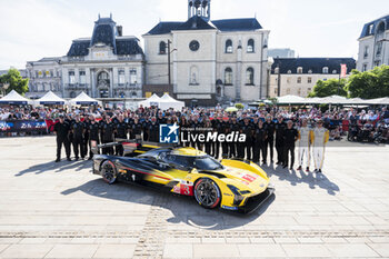 2024-06-07 - 03 BOURDAIS Sébastien (fra), VAN DER ZANDE Renger (ned), DIXON Scott (nzl), Cadillac Racing, Cadillac V-Series.R #03, Hypercar, atmosphere during the Scrutineering of the 2024 24 Hours of Le Mans, 4th round of the 2024 FIA World Endurance Championship, on the Place de la République, from June 7 to 8, 2024 in Le Mans, France - 24 HEURES DU MANS 2024 - SCRUTINEERING - ENDURANCE - MOTORS