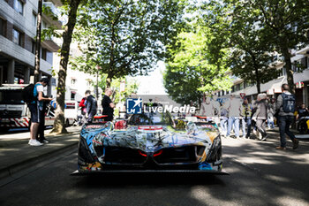 2024-06-07 - 20 VAN DER LINDE Sheldon (zaf), FRIJNS Robin (nld), RAST René (ger), BMW M Team WRT, BMW Hybrid V8 #20, Hypercar, FIA WEC, action during the Scrutineering of the 2024 24 Hours of Le Mans, 4th round of the 2024 FIA World Endurance Championship, on the Place de la République, from June 7 to 8, 2024 in Le Mans, France - 24 HEURES DU MANS 2024 - SCRUTINEERING - ENDURANCE - MOTORS