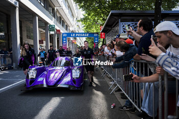 2024-06-07 - 14 HYETT PJ (usa), DELETRAZ Louis (swi), QUINN Alex (gbr), AO by TF, Oreca 07 - Gibson #14, LMP2 PRO/AM, action during the Scrutineering of the 2024 24 Hours of Le Mans, 4th round of the 2024 FIA World Endurance Championship, on the Place de la République, from June 7 to 8, 2024 in Le Mans, France - 24 HEURES DU MANS 2024 - SCRUTINEERING - ENDURANCE - MOTORS