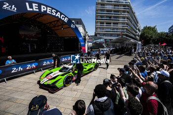 2024-06-07 - 19 GROSJEAN Romain (fra), CALDARELLI Andrea (ita), CAIROLI Matteo (ita), Lamborghini Iron Lynx, Lamborghini SC63 #19, Hypercar, action during the Scrutineering of the 2024 24 Hours of Le Mans, 4th round of the 2024 FIA World Endurance Championship, on the Place de la République, from June 7 to 8, 2024 in Le Mans, France - 24 HEURES DU MANS 2024 - SCRUTINEERING - ENDURANCE - MOTORS