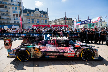 2024-06-07 - 20 VAN DER LINDE Sheldon (zaf), FRIJNS Robin (nld), RAST René (ger), BMW M Team WRT, BMW Hybrid V8 #20, Hypercar, FIA WEC, during the Scrutineering of the 2024 24 Hours of Le Mans, 4th round of the 2024 FIA World Endurance Championship, on the Place de la République, from June 7 to 8, 2024 in Le Mans, France - 24 HEURES DU MANS 2024 - SCRUTINEERING - ENDURANCE - MOTORS