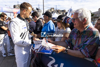 2024-06-07 - MULLER Nico (swi), Peugeot TotalEnergies, Peugeot 9x8 #93, Hypercar, FIA WEC, portrait during the Scrutineering of the 2024 24 Hours of Le Mans, 4th round of the 2024 FIA World Endurance Championship, on the Place de la République, from June 7 to 8, 2024 in Le Mans, France - 24 HEURES DU MANS 2024 - SCRUTINEERING - ENDURANCE - MOTORS