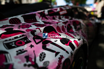 2024-06-07 - 85 BOVY Sarah (bel), FREY Rahel (swi), GATTING Michelle (dnk), Iron Dames, Lamborghini Huracan GT3 Evo2 #85, LM GT3, FIA WEC, ambiance detail during the Scrutineering of the 2024 24 Hours of Le Mans, 4th round of the 2024 FIA World Endurance Championship, on the Place de la République, from June 7 to 8, 2024 in Le Mans, France - 24 HEURES DU MANS 2024 - SCRUTINEERING - ENDURANCE - MOTORS