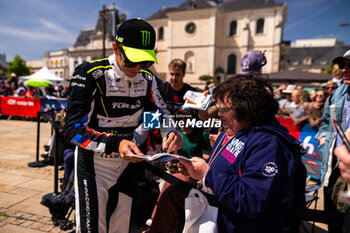 2024-06-07 - ROSSI Valentino (ita), Team WRT, BMW M4 GT3 #46, LM GT3 #44, FIA WEC, portrait fans, supporters, public, spectators during the Scrutineering of the 2024 24 Hours of Le Mans, 4th round of the 2024 FIA World Endurance Championship, on the Place de la République, from June 7 to 8, 2024 in Le Mans, France - 24 HEURES DU MANS 2024 - SCRUTINEERING - ENDURANCE - MOTORS