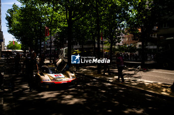 2024-06-07 - 12 STEVENS Will (gbr), ILOTT Callum (gbr), NATO Norman (fra), Hertz Team Jota, Porsche 963 #12, Hypercar, FIA WEC, ambiance during the Scrutineering of the 2024 24 Hours of Le Mans, 4th round of the 2024 FIA World Endurance Championship, on the Place de la République, from June 7 to 8, 2024 in Le Mans, France - 24 HEURES DU MANS 2024 - SCRUTINEERING - ENDURANCE - MOTORS