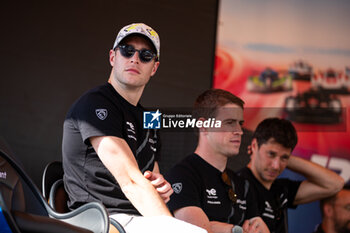 2024-06-07 - VANDOORNE Stoffel (bel), Peugeot TotalEnergies, Peugeot 9x8 #94, Hypercar, FIA WEC, portrait during the Scrutineering of the 2024 24 Hours of Le Mans, 4th round of the 2024 FIA World Endurance Championship, on the Place de la République, from June 7 to 8, 2024 in Le Mans, France - 24 HEURES DU MANS 2024 - SCRUTINEERING - ENDURANCE - MOTORS