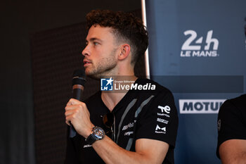 2024-06-07 - JENSEN Mikkel (dnk), Peugeot TotalEnergies, Peugeot 9x8 #93, Hypercar, FIA WEC, portrait during the Scrutineering of the 2024 24 Hours of Le Mans, 4th round of the 2024 FIA World Endurance Championship, on the Place de la République, from June 7 to 8, 2024 in Le Mans, France - 24 HEURES DU MANS 2024 - SCRUTINEERING - ENDURANCE - MOTORS