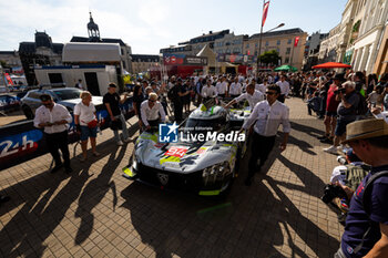 2024-06-07 - 94 VANDOORNE Stoffel (bel), DUVAL Loïc (fra), DI RESTA Paul (gbr), Peugeot TotalEnergies, Peugeot 9x8 #94, Hypercar, FIA WEC, during the Scrutineering of the 2024 24 Hours of Le Mans, 4th round of the 2024 FIA World Endurance Championship, on the Place de la République, from June 7 to 8, 2024 in Le Mans, France - 24 HEURES DU MANS 2024 - SCRUTINEERING - ENDURANCE - MOTORS