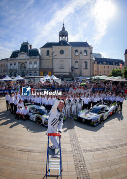 2024-06-07 - VERGNE Jean-Eric (fra), Peugeot TotalEnergies, Peugeot 9x8 #93, Hypercar, FIA WEC, portrait selfie during the Scrutineering of the 2024 24 Hours of Le Mans, 4th round of the 2024 FIA World Endurance Championship, on the Place de la République, from June 7 to 8, 2024 in Le Mans, France - 24 HEURES DU MANS 2024 - SCRUTINEERING - ENDURANCE - MOTORS