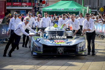 2024-06-07 - 94 VANDOORNE Stoffel (bel), DUVAL Loïc (fra), DI RESTA Paul (gbr), Peugeot TotalEnergies, Peugeot 9x8 #94, Hypercar, FIA WEC, action during the Scrutineering of the 2024 24 Hours of Le Mans, 4th round of the 2024 FIA World Endurance Championship, on the Place de la République, from June 7 to 8, 2024 in Le Mans, France - 24 HEURES DU MANS 2024 - SCRUTINEERING - ENDURANCE - MOTORS