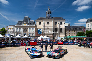 2024-06-07 - 15 VANTHOOR Dries (bel), MARCIELLO Raffaele (swi), WITTMANN Marco (ger), BMW M Team WRT, BMW Hybrid V8 #15, Hypercar, FIA WEC, 20 VAN DER LINDE Sheldon (zaf), FRIJNS Robin (nld), RAST René (ger), BMW M Team WRT, BMW Hybrid V8 #20, Hypercar, FIA WEC, ambiance during the Scrutineering of the 2024 24 Hours of Le Mans, 4th round of the 2024 FIA World Endurance Championship, on the Place de la République, from June 7 to 8, 2024 in Le Mans, France - 24 HEURES DU MANS 2024 - SCRUTINEERING - ENDURANCE - MOTORS