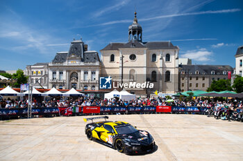 2024-06-07 - 82 JUNCADELLA Daniel (spa), BAUD Sébastien (fra), KOIZUMI Hiroshi (jpn), TF Sport, Corvette Z06 GT3.R #82, LM GT3, FIA WEC, ambiance during the Scrutineering of the 2024 24 Hours of Le Mans, 4th round of the 2024 FIA World Endurance Championship, on the Place de la République, from June 7 to 8, 2024 in Le Mans, France - 24 HEURES DU MANS 2024 - SCRUTINEERING - ENDURANCE - MOTORS