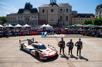 2024-06-07 - 12 STEVENS Will (gbr), ILOTT Callum (gbr), NATO Norman (fra), Hertz Team Jota, Porsche 963 #12, Hypercar, FIA WEC, ambiance during the Scrutineering of the 2024 24 Hours of Le Mans, 4th round of the 2024 FIA World Endurance Championship, on the Place de la République, from June 7 to 8, 2024 in Le Mans, France - 24 HEURES DU MANS 2024 - SCRUTINEERING - ENDURANCE - MOTORS