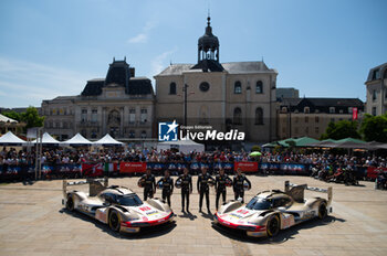 2024-06-07 - 12 STEVENS Will (gbr), ILOTT Callum (gbr), NATO Norman (fra), Hertz Team Jota, Porsche 963 #12, Hypercar, FIA WEC, 38 RASMUSSEN Oliver (dnk), HANSON Philip (gbr), BUTTON Jenson (gbr), Hertz Team Jota, Porsche 963 #38, Hypercar, FIA WEC, ambiance during the Scrutineering of the 2024 24 Hours of Le Mans, 4th round of the 2024 FIA World Endurance Championship, on the Place de la République, from June 7 to 8, 2024 in Le Mans, France - 24 HEURES DU MANS 2024 - SCRUTINEERING - ENDURANCE - MOTORS