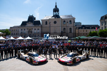 2024-06-07 - 12 STEVENS Will (gbr), ILOTT Callum (gbr), NATO Norman (fra), Hertz Team Jota, Porsche 963 #12, Hypercar, FIA WEC, 38 RASMUSSEN Oliver (dnk), HANSON Philip (gbr), BUTTON Jenson (gbr), Hertz Team Jota, Porsche 963 #38, Hypercar, FIA WEC, ambiance during the Scrutineering of the 2024 24 Hours of Le Mans, 4th round of the 2024 FIA World Endurance Championship, on the Place de la République, from June 7 to 8, 2024 in Le Mans, France - 24 HEURES DU MANS 2024 - SCRUTINEERING - ENDURANCE - MOTORS