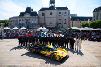 2024-06-07 - 03 BOURDAIS Sébastien (fra), VAN DER ZANDE Renger (ned), DIXON Scott (nzl), Cadillac Racing, Cadillac V-Series.R #03, Hypercar, ambiance during the Scrutineering of the 2024 24 Hours of Le Mans, 4th round of the 2024 FIA World Endurance Championship, on the Place de la République, from June 7 to 8, 2024 in Le Mans, France - 24 HEURES DU MANS 2024 - SCRUTINEERING - ENDURANCE - MOTORS