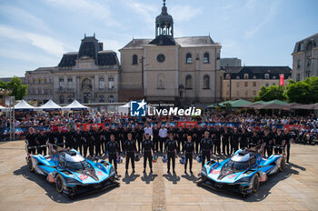 2024-06-07 - 38 RASMUSSEN Oliver (dnk), HANSON Philip (gbr), BUTTON Jenson (gbr), Hertz Team Jota, Porsche 963 #38, Hypercar, FIA WEC, 35 MILESI Charles (fra), HABSBURG-Lothringen Ferdinand (aut), CHATIN Paul-Loup (fra), Alpine Endurance Team #35, Alpine A424, Hypercar, FIA WEC, ambiance during the Scrutineering of the 2024 24 Hours of Le Mans, 4th round of the 2024 FIA World Endurance Championship, on the Place de la République, from June 7 to 8, 2024 in Le Mans, France - 24 HEURES DU MANS 2024 - SCRUTINEERING - ENDURANCE - MOTORS