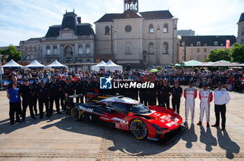 2024-06-07 - 311 DERANI Luis Felipe (bra), AITKEN Jack (gbr), DRUGOVICH Felipe (bra), Whelen Cadillac Racing, Cadillac V-Series.R #311, Hypercar, ambiance during the Scrutineering of the 2024 24 Hours of Le Mans, 4th round of the 2024 FIA World Endurance Championship, on the Place de la République, from June 7 to 8, 2024 in Le Mans, France - 24 HEURES DU MANS 2024 - SCRUTINEERING - ENDURANCE - MOTORS