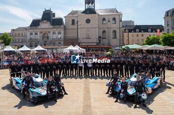 2024-06-07 - 38 RASMUSSEN Oliver (dnk), HANSON Philip (gbr), BUTTON Jenson (gbr), Hertz Team Jota, Porsche 963 #38, Hypercar, FIA WEC, 35 MILESI Charles (fra), HABSBURG-Lothringen Ferdinand (aut), CHATIN Paul-Loup (fra), Alpine Endurance Team #35, Alpine A424, Hypercar, FIA WEC, ambiance during the Scrutineering of the 2024 24 Hours of Le Mans, 4th round of the 2024 FIA World Endurance Championship, on the Place de la République, from June 7 to 8, 2024 in Le Mans, France - 24 HEURES DU MANS 2024 - SCRUTINEERING - ENDURANCE - MOTORS