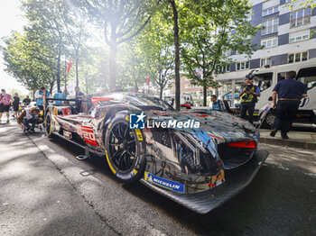 2024-06-07 - 20 VAN DER LINDE Sheldon (zaf), FRIJNS Robin (nld), RAST René (ger), BMW M Team WRT, BMW Hybrid V8 #20, Hypercar, FIA WEC, ambiance during the Scrutineering of the 2024 24 Hours of Le Mans, 4th round of the 2024 FIA World Endurance Championship, on the Place de la République, from June 7 to 8, 2024 in Le Mans, France - 24 HEURES DU MANS 2024 - SCRUTINEERING - ENDURANCE - MOTORS