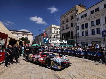 2024-06-07 - 20 VAN DER LINDE Sheldon (zaf), FRIJNS Robin (nld), RAST René (ger), BMW M Team WRT, BMW Hybrid V8 #20, Hypercar, FIA WEC, ambiance during the Scrutineering of the 2024 24 Hours of Le Mans, 4th round of the 2024 FIA World Endurance Championship, on the Place de la République, from June 7 to 8, 2024 in Le Mans, France - 24 HEURES DU MANS 2024 - SCRUTINEERING - ENDURANCE - MOTORS