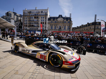 2024-06-07 - 12 STEVENS Will (gbr), ILOTT Callum (gbr), NATO Norman (fra), Hertz Team Jota, Porsche 963 #12, Hypercar, FIA WEC, ambiance during the Scrutineering of the 2024 24 Hours of Le Mans, 4th round of the 2024 FIA World Endurance Championship, on the Place de la République, from June 7 to 8, 2024 in Le Mans, France - 24 HEURES DU MANS 2024 - SCRUTINEERING - ENDURANCE - MOTORS